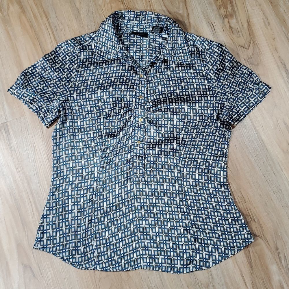 🔹️New York & Co Blue, Tan, & Olive Geo Print Short Sleeve Top Medium